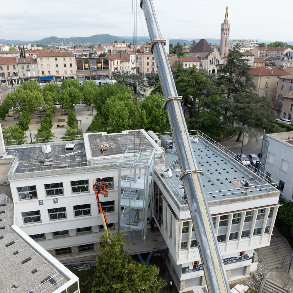 bâtiment tertiaire, construction bâtiment tertiaire, bâtiment tertiaire métallique, charpente métallique, structure métallique, bâtiment public, gymnase, école, mairie, hôpital, enveloppe métallique, conception bâtiment tertiaire