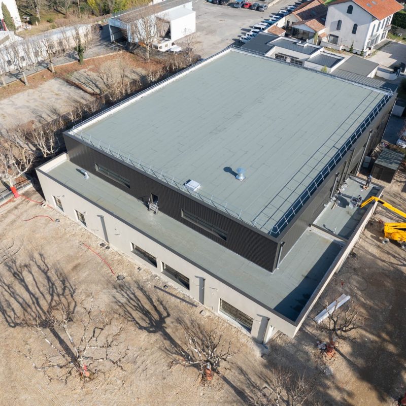 Travaux de charpente métallique complexe bouliste couvert